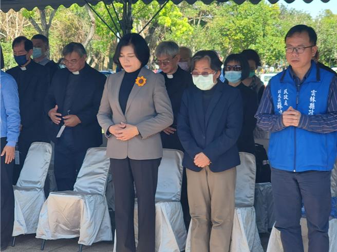 云林县长张丽善（右三）、古坑乡长林慧如（右二）出席追思纪念会默祷。（周丽兰摄）
