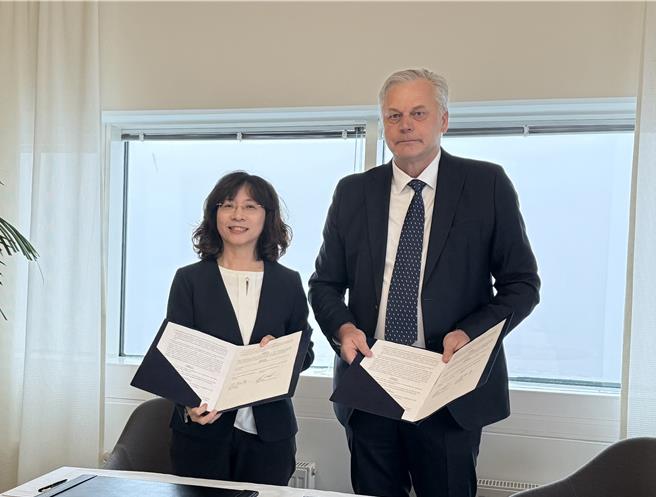 交通部民航局长何淑萍（左）、芬兰民航局长Jari Pöntinen（右），于芬兰首都赫尔辛基签署台芬航空服务协议。（民航局提供／蔡明亘台北传真）