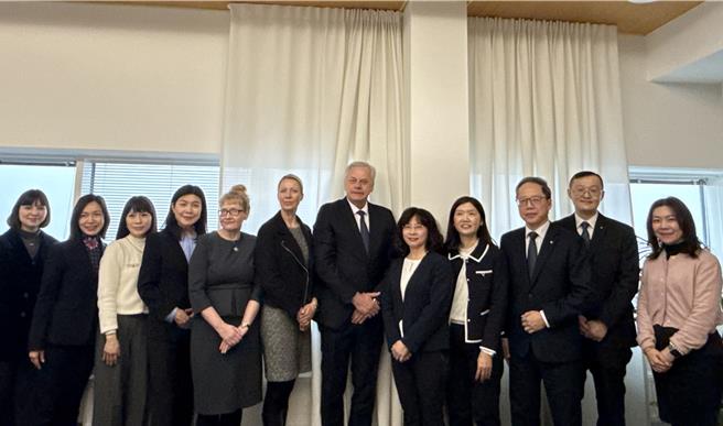 台芬航空服务协议签署后，民航局长何淑萍（右5）、芬兰民航局长Jari Pöntinen（右6）、我国驻芬兰代表张秀祯（左4）及两国民航官员、我国航空业者合影。（民航局提供／蔡明亘台北传真）