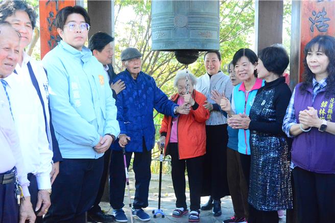 高龄100岁受难者廖丙盛夫妻出席追思纪念活动，眾人敲下和平钟，气氛庄严温馨。（王志伟摄）