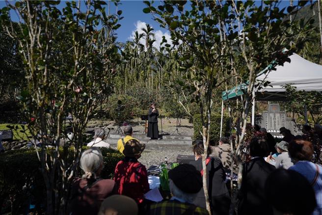 台湾基督长老教会凤林教会今办纪念音乐会，由228受难者张七郎家族陈惠操致意、导览。（主办单位提供／王志伟花莲传真）