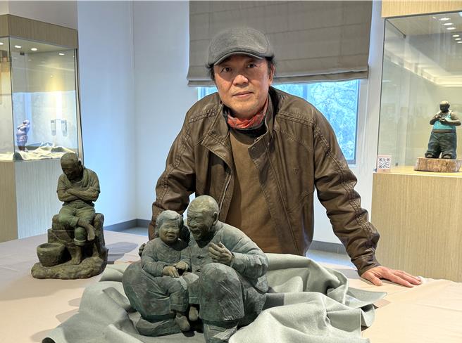金門陶藝家王明宗在金大圖資大樓舉辦「陶．憶（Clay.Memory）」個展，21件以回顧舊時生活記憶與成長故事的作品，喚起現代人對純真歲月的共鳴。（于家麒攝）