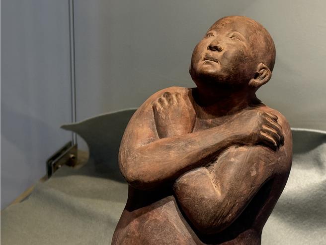 金門陶藝家王明宗作品「禱」－赤腳的孩子雙臂交叉仰望天空，充滿期待與無助。（于家麒攝）