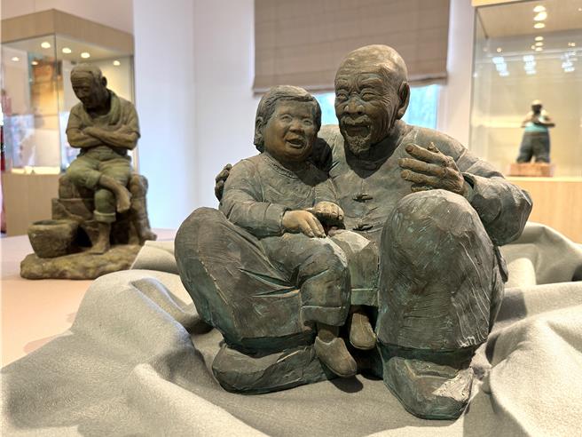 金門陶藝家王明宗作品「祖孫情」，就是阿公在農閒時抱著他說古早的故事，呈現出金門傳統家庭中長輩與後輩間的親密關係。（于家麒攝）