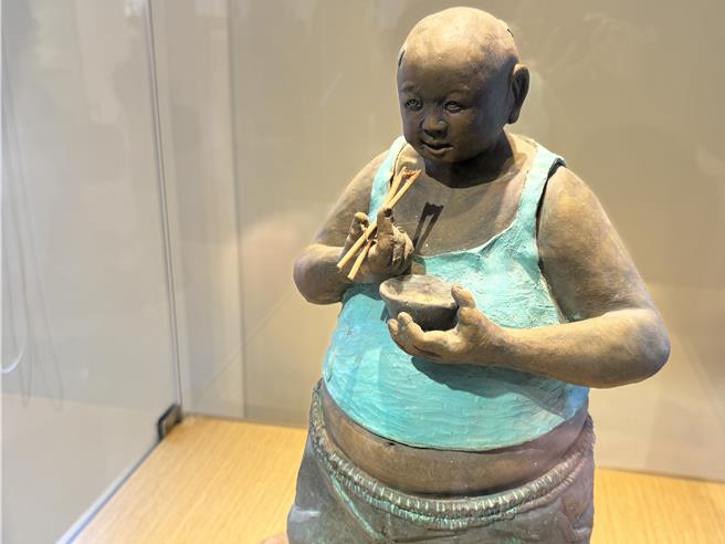 金門陶藝家王明宗作品「餓」－呈現物資不豐的年代，對食物的渴望與期待。（于家麒攝）