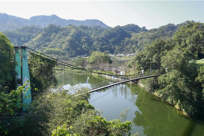 苗栗头屋乡海棠岛的永春宫吊桥，自1975年启用，是当地居民信仰重地也是参拜的重要通道。歷经50年未大规模维修，桥体木板腐朽、钢索疲劳，安全疑虑日增。（吕丽甄摄）
