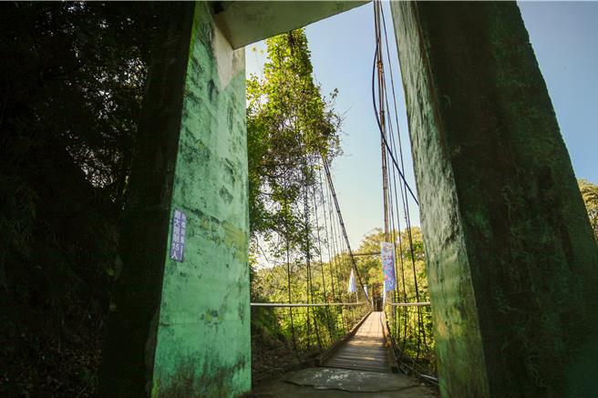 位于苗栗头屋乡海棠岛的永春宫吊桥，自1975年启用，是当地居民信仰重地也是参拜的重要通道。歷经50年未大规模维修，桥体因载重限制，一次只能15人通行。（吕丽甄摄）