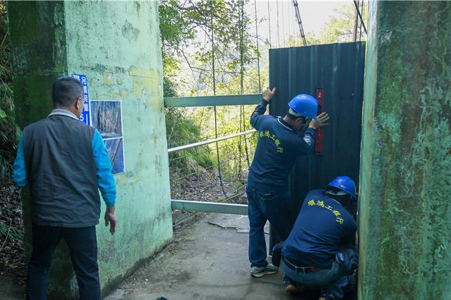 苗栗头屋乡海棠岛的永春宫表示信徒大会决议，鉴于安全顾虑， 28日封桥，届时游客可绕经明湖苏堤前往永春宫。（吕丽甄摄）