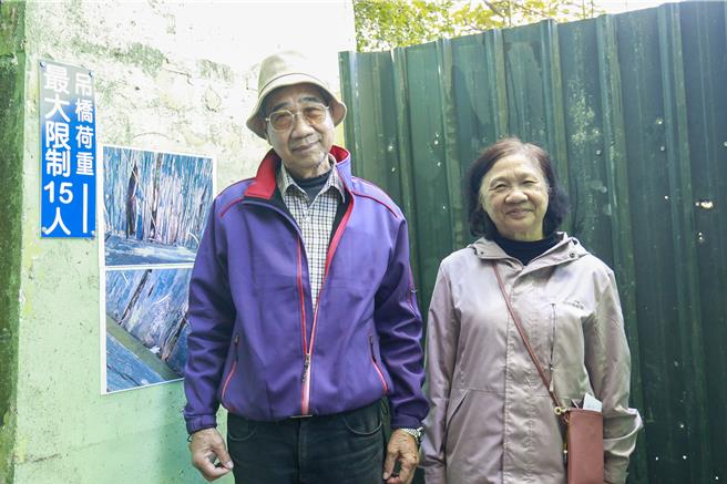 当地居民李姓民眾(左)及罗姓民眾(右)表示，这里是我们客家人的信仰重要场所，每天都会来拜拜。虽然封桥后需要绕道进入，感到不便，但考量到安全问题，他们期望政府能够儘早重建一座新的安全桥梁。（吕丽甄摄）