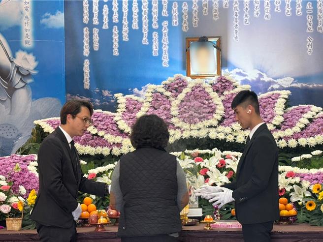 台中市「5亿高中生」案赖姓高中生28日举办告别式并火化，赖生的姑姑（实为堂姐）到场处理相关事宜。（潘虹恩摄）