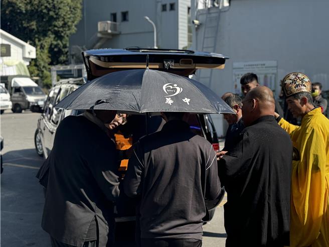 台中市「5亿高中生」案赖姓高中生28日举办告别式，结束仪式后送往火化。（潘虹恩摄）