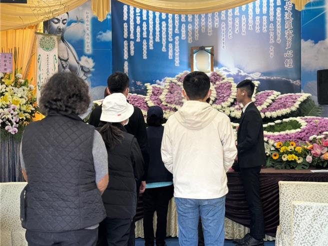 台中市「5亿高中生」案赖姓高中生28日举办告别式并火化，赖母因习俗并未到场，仅赖生姑姑（实为堂姐）、长辈和关注此案的民眾到场拈香。（潘虹恩摄）