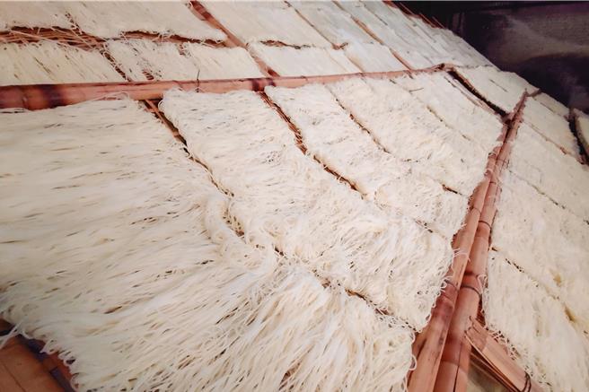 苗栗县尖山米粉早期以日晒方式晾乾，沿着中港溪常可见洁白的米粉挂在竹架上随风摇曳。随着现代卫生标准的提高，这一传统逐渐被烘乾技术取代，转型过程中也面临着不小的挑战。（吕丽甄摄）