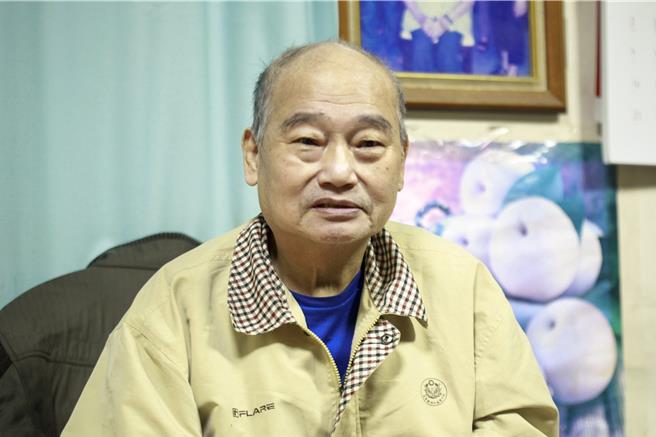 苗栗县尖山里松茂米粉第3代传人胡全谷感慨地说，经营近百年的产业，我想坚持下去，看到这条街上一家家工厂消失，心中也很无奈。现在不仅原物料成本上升，最困难的是找不到愿意接班的年轻人。（吕丽甄摄）