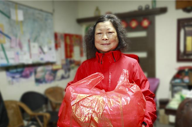 为了孩子的一口熟悉味道，苗栗市苏姓民眾不辞辛劳，凭藉记忆寻访尖山米粉老店，这份对传统美味的坚持，也是胡全谷等老店经营者持续守护尖山米粉的动力。（吕丽甄摄）