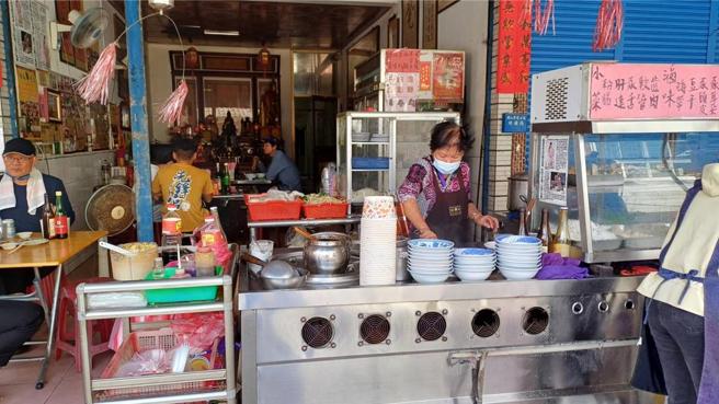 尚有麵店虽然只是间小店，但传承古早风味成为附近居民必选美食，老板娘宋张勤妹更长期致力慈善活动，曾获好人好事代表。图／尚有麵店提供