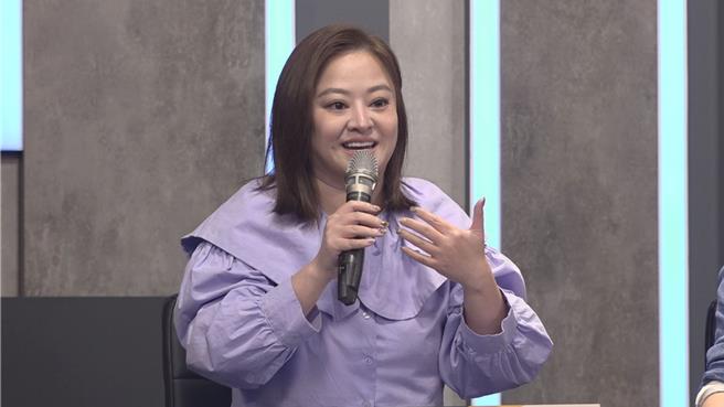 何嘉文被参赛者演技慑服。（中天提供）