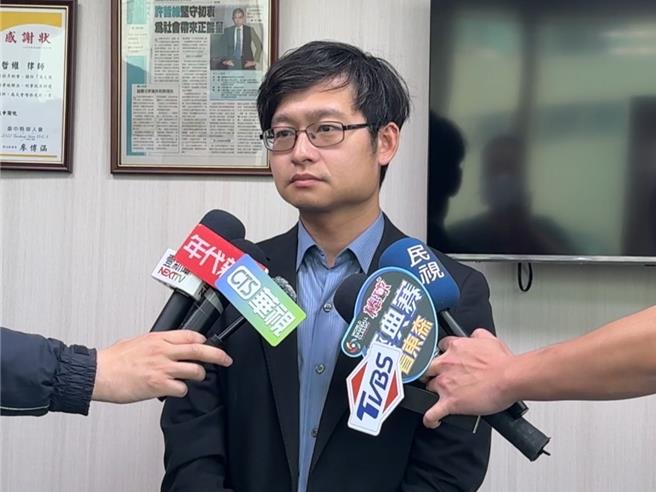 台中市「5亿高中生」案民事部分，赖母提出婚姻无效诉讼，28日传出将在3月19日开庭，预计传唤为夏、赖证婚的2民眾。委任律师王彦说，虽刑事和民事独立审理，但刑事认定假结婚，对婚姻无效诉讼「是有利的」，抱持乐观态度。（潘虹恩摄）