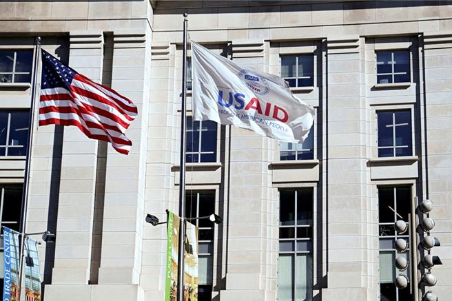 川普政府大砍外援机构美国国际开发总署（USAID），导致许多与爱滋病医疗与研究相关计画被迫关门。（路透）
