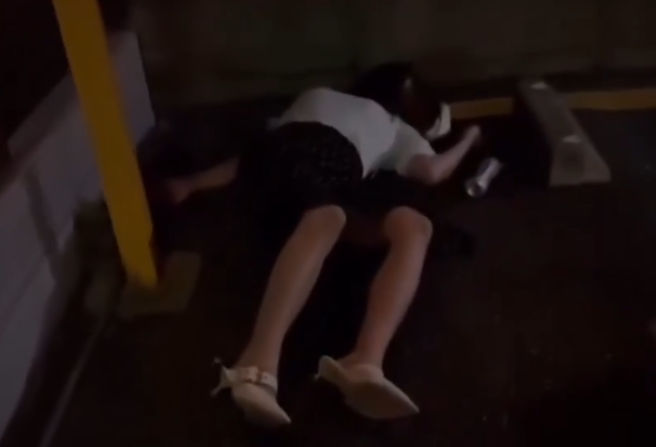 有日本网友在东京大久保公园附近，拍到不少醉倒在路边的女子。（图／翻摄自X masami777777）