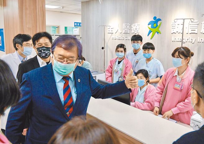 卫福部长邱泰源（左前）于上月26日走访5家医院，了解实际落实状况，并为医护人员打气。（资料照／郭吉铨摄）