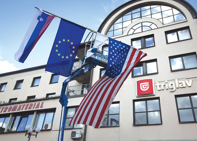 川普把矛头转向欧盟，除了威胁对其进口商品徵收25％的关税之外，更指控欧盟的成立是为了「搞垮」美国。图／美联社