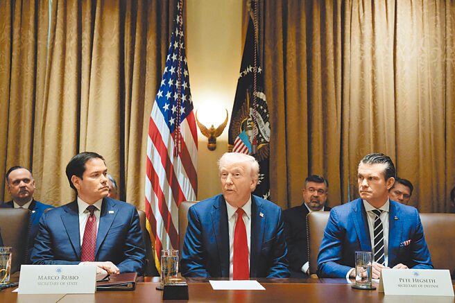 美国总统川普26日在华盛顿特区主持首次内阁会议。（路透）