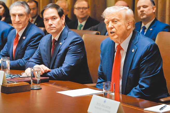 美国总统川普拒对是否阻止中共武力犯台表态，国务卿卢比欧（前排右二）强调，「反对任何透过武力、胁迫或强制改变台湾地位」，是美国一贯立场。（路透）