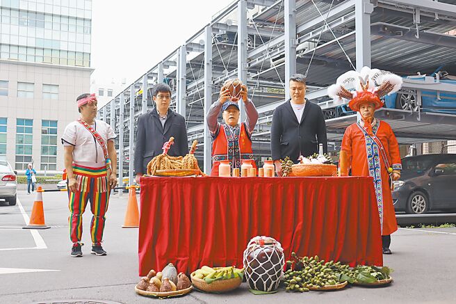 新北市原住民服務中心活化工程27日動工，採用原住民儀式祝禱。（呂健豪攝）
