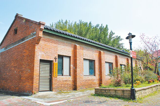创立于1930年的乐生医院保留不少歷史建筑群，基督教箴言职业治疗室日前修復完工，院方邀请汉生病院民前往参加春酒，让院民重回过去学习技能、制作工艺品的场所。（赖佑维摄）