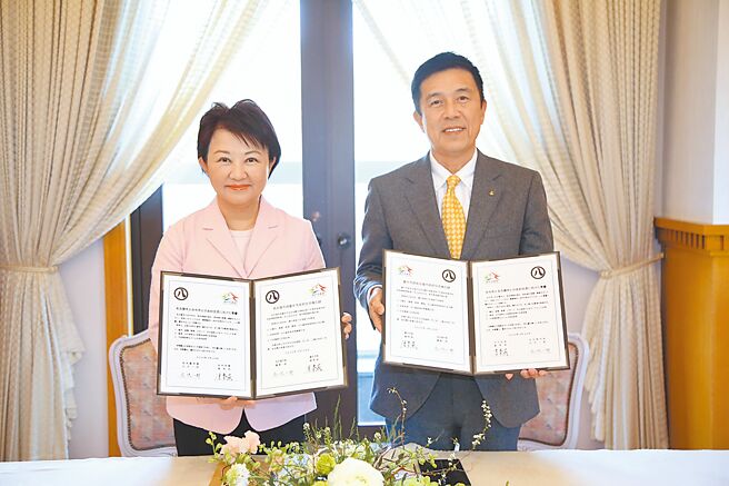 台中市长卢秀燕（左）与名古屋市长广泽一郎（右）签订全面友好交流备忘录。（台中市政府提供／陈淑娥台中传真）