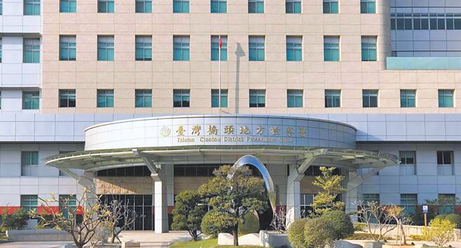 橋頭地檢署26日指揮專案小組搜索內門區農會，並帶回10多人調查，經檢方訊問後，諭令被告洪輝煌等人以5至8萬元不等金額交保。（林雅惠攝）