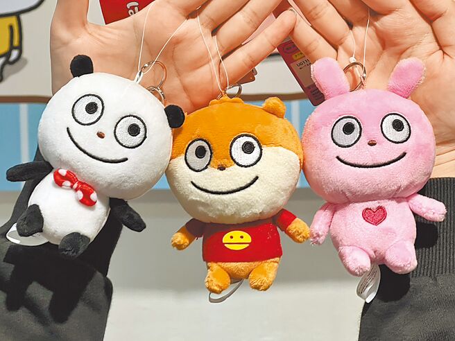 「NishimuraYuji台湾POPUP STORE ～にしむらゆうじ购买部 出张所～」的开心熊猫（左起）、小老鼠、恋爱兔吊饰被秒杀，500元／个。（徐梓榕摄）