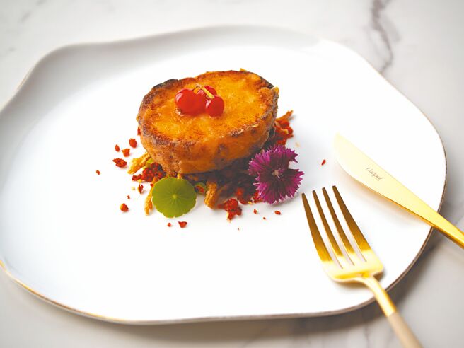 「脆椒烟熏圆鳕」可尝到酸、辣、鲜、甜四重风味。（嘉林餐饮集团提供）