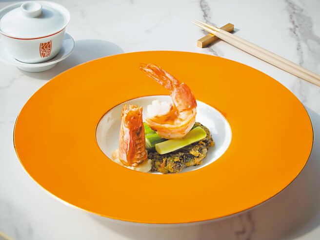 「菜籽油生煎海虎虾」让海潮的鲜香与春日野菜的甘美同时入馔。（嘉林餐饮集团提供）