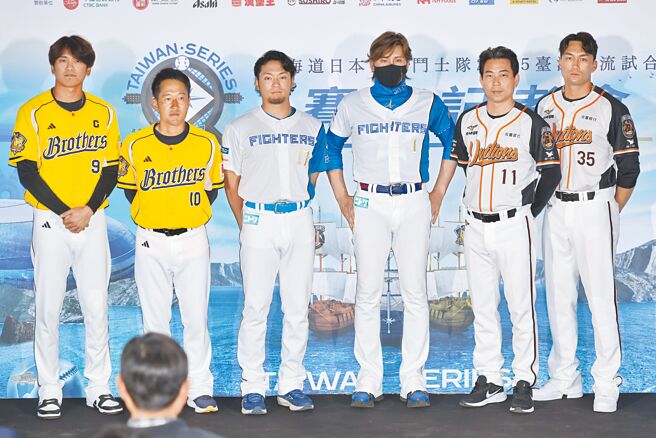 日本火腿鬥士台灣交流試合27日舉行賽前記者會，中信兄弟王威晨（左起）、中信兄弟總教練平野惠一、火腿鬥士投手伊藤大海、火腿鬥士總教練新庄剛志、統一獅總教練林岳平、統一獅潘傑楷等一同合影留念。（杜宜諳攝）