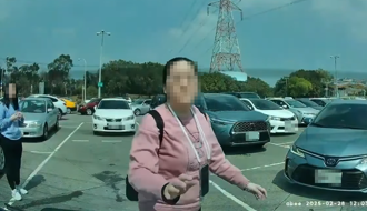 理智線會斷！關西休息站遇「人肉佔位」 母女阻擋還拍車