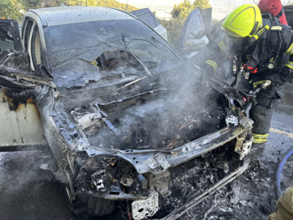南投「微熱山丘」窄巷火燒車 駕駛急逃生休旅車成廢鐵