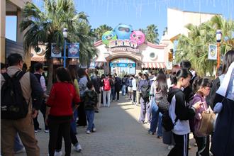 228連假第2天 麗寶樂園預計湧10萬人次、武陵農場單日逾5千人