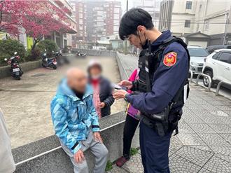 老翁迷途无助蹲坐人行道 平镇警即时伸援助返家