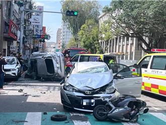 新竹國小前嚴重車禍！休旅車追撞翻覆 婦人命危搶救