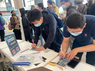 人潮湧入大學博覽會抽GOGORO 抽機車 活動至3月2日止