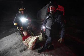 影》川普、澤倫斯基白宮吵翻 俄軍無人機照炸烏克蘭醫院