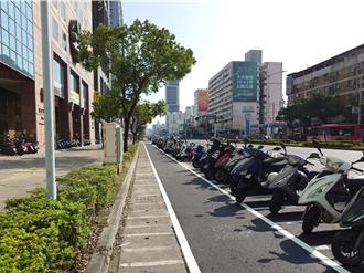 高雄推自行车道分流 博爱路「保护型」专用道评价两极