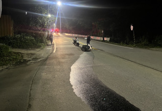 疑速度過快自撞電桿！20歲騎士倒臥路旁 車頭全毀留大片油漬