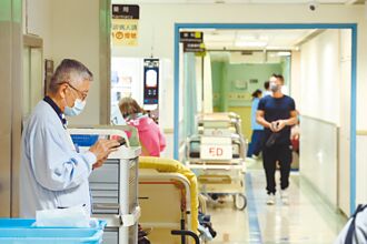 急診破百人等床 醫憂收假又塞爆