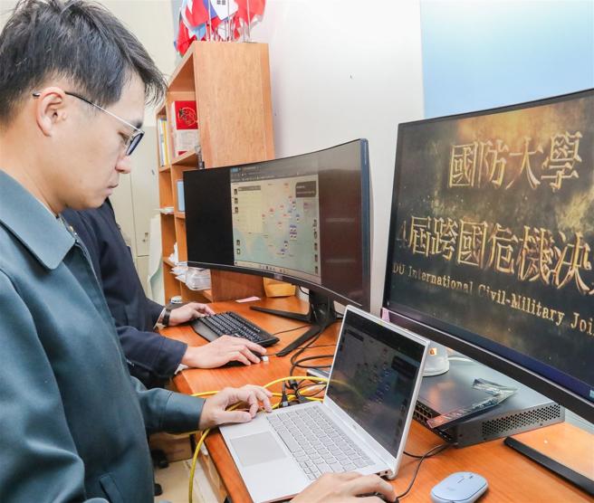  去年12月该系统应用于国防大学与臺、政大合作举办之跨国战略社群危机决策竞赛，有效促进军文交流与互动。（记者李采霖摄）