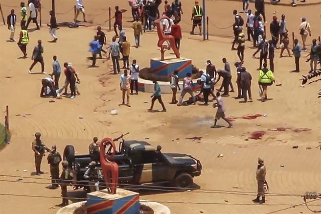  民主剛果叛軍M23在集會中遭遇爆炸攻擊，釀成多人死傷。（達志影像／美聯社）