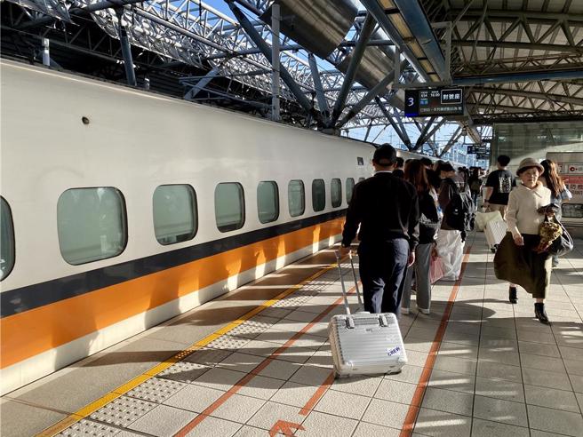 每逢连假高铁总是挤满人潮，一票难求。（本报资料照片）