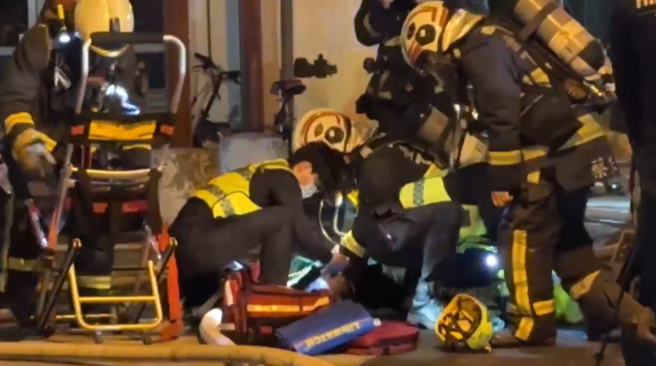 父女被抬出命危，警消CPR抢救。（翻摄中天新闻。）